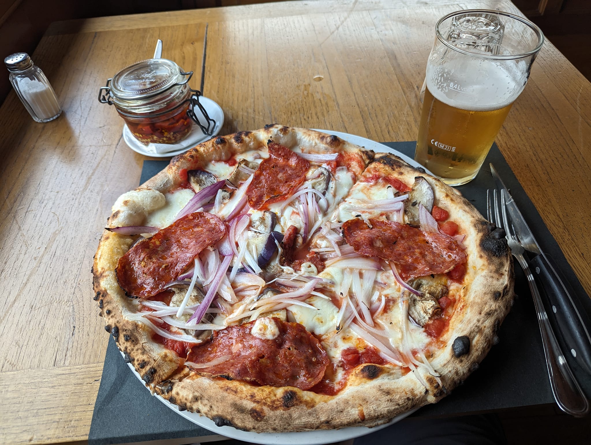 Pizza Calabrese. Denne hadde lett mettet to personer. Maktet bare litt over halve.