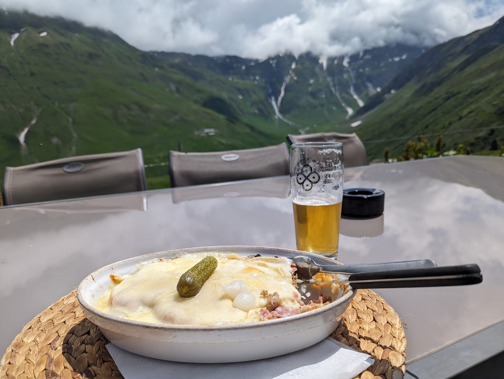 Jeg visste jeg hadde bestilt brød med skinke og ost men jeg ante ikke at det så slik ut og i hvert fall ikke hvordan navnet på retten ble uttalt. Den stakkars servitøren gikk fram og tilbake tre-fire ganger og ropte navnet på retten før jeg begynte å skjønne at det kanskje var meg siden ingen andre ropte ut. Det ble litt latter mellom bordene😅 Ja, servitøren tok det også med et smil😊