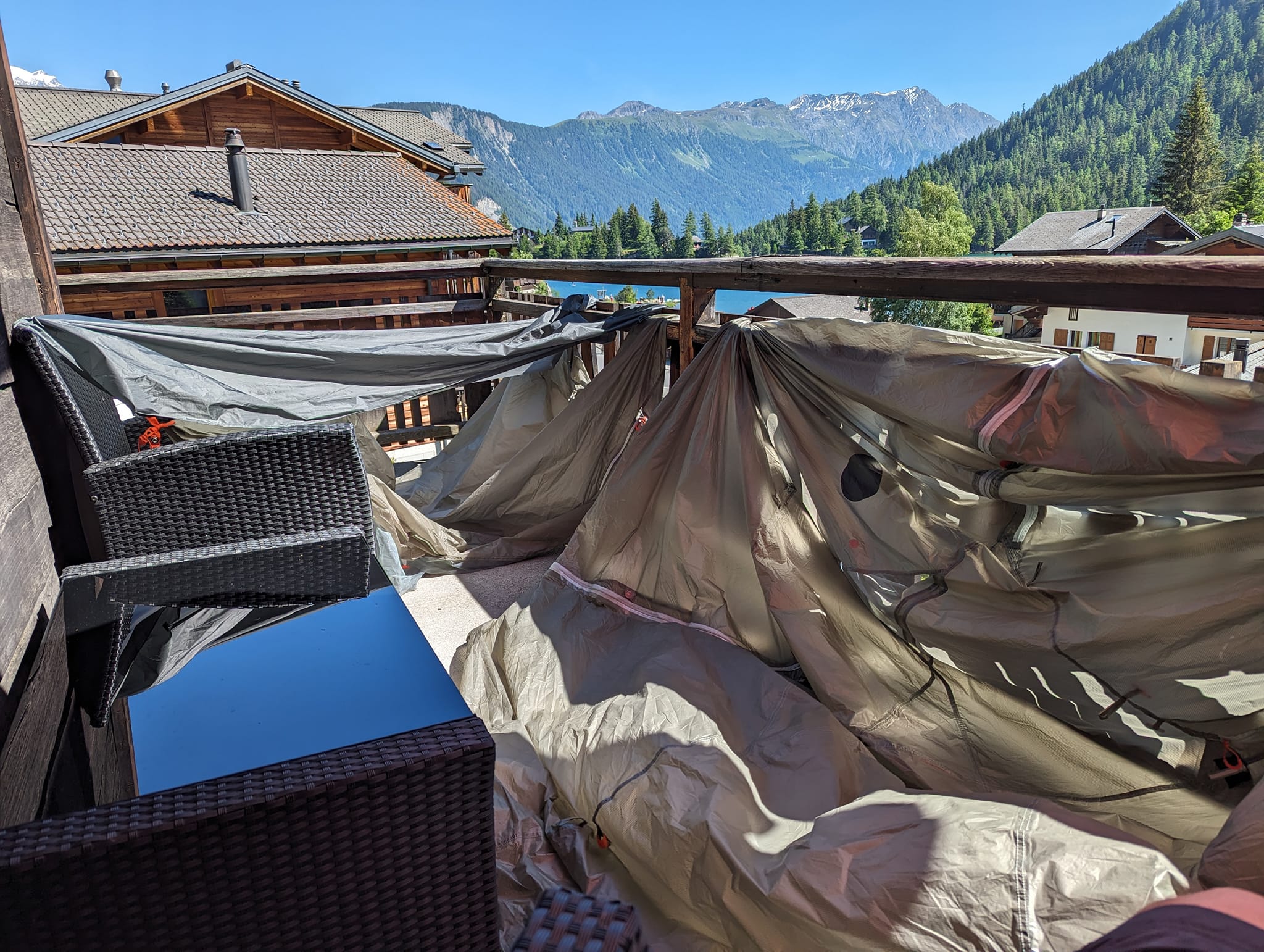 Tørking av telt på balkongen.
