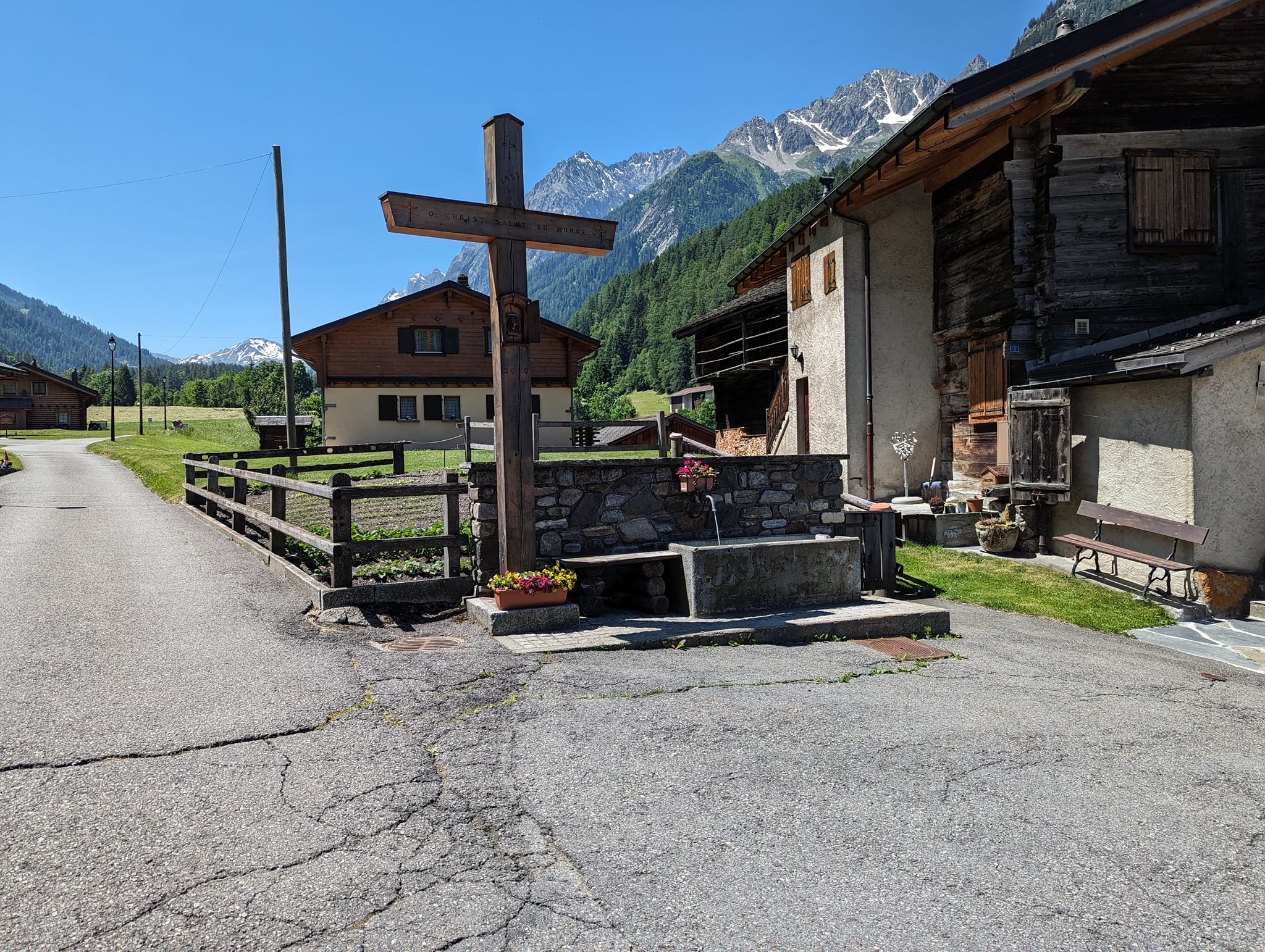 Kors og vannpost. Er det vievann i denne mon tro?
