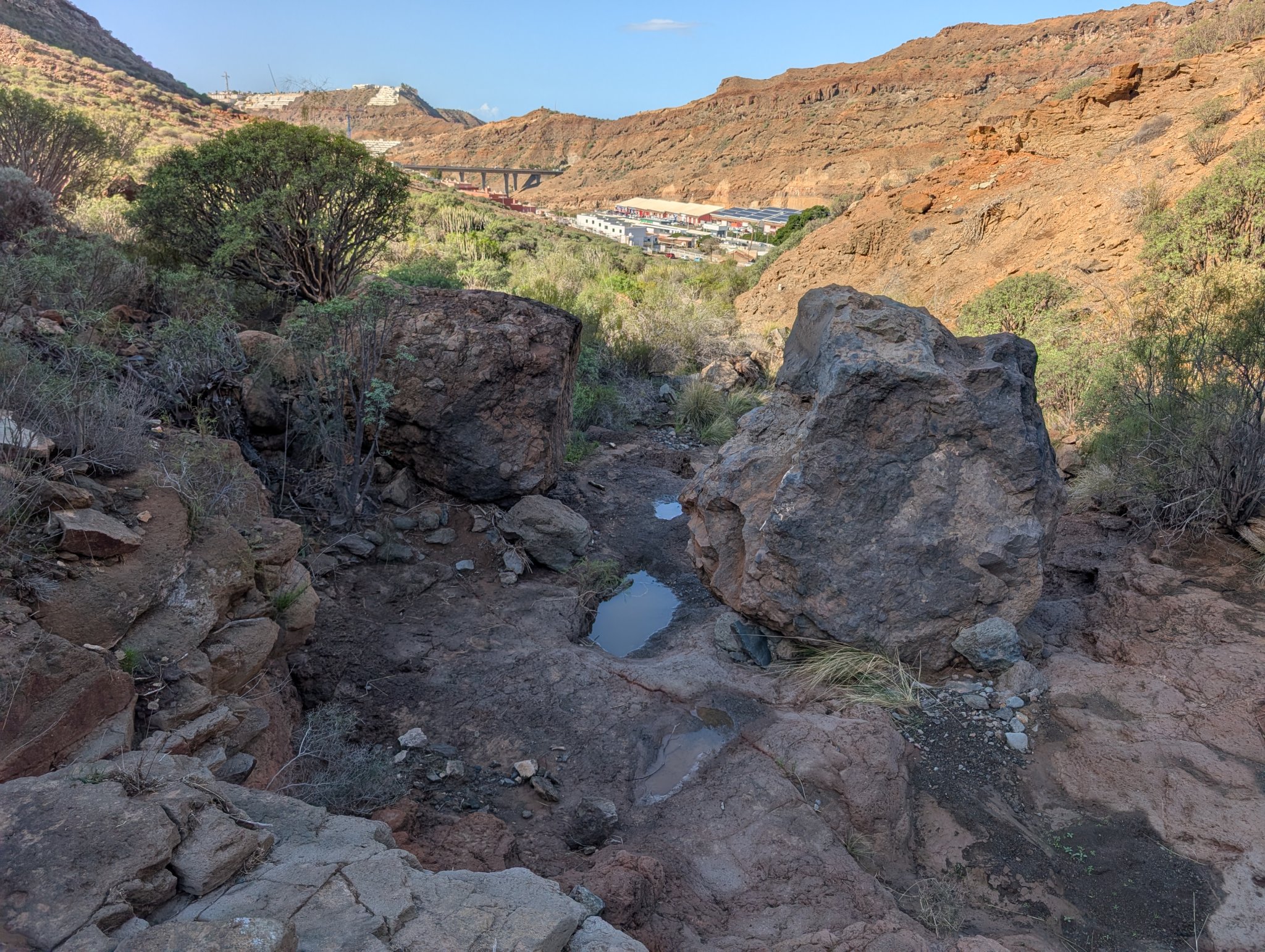 Det ligger fortsatt vann i pyttene i elvedalen.