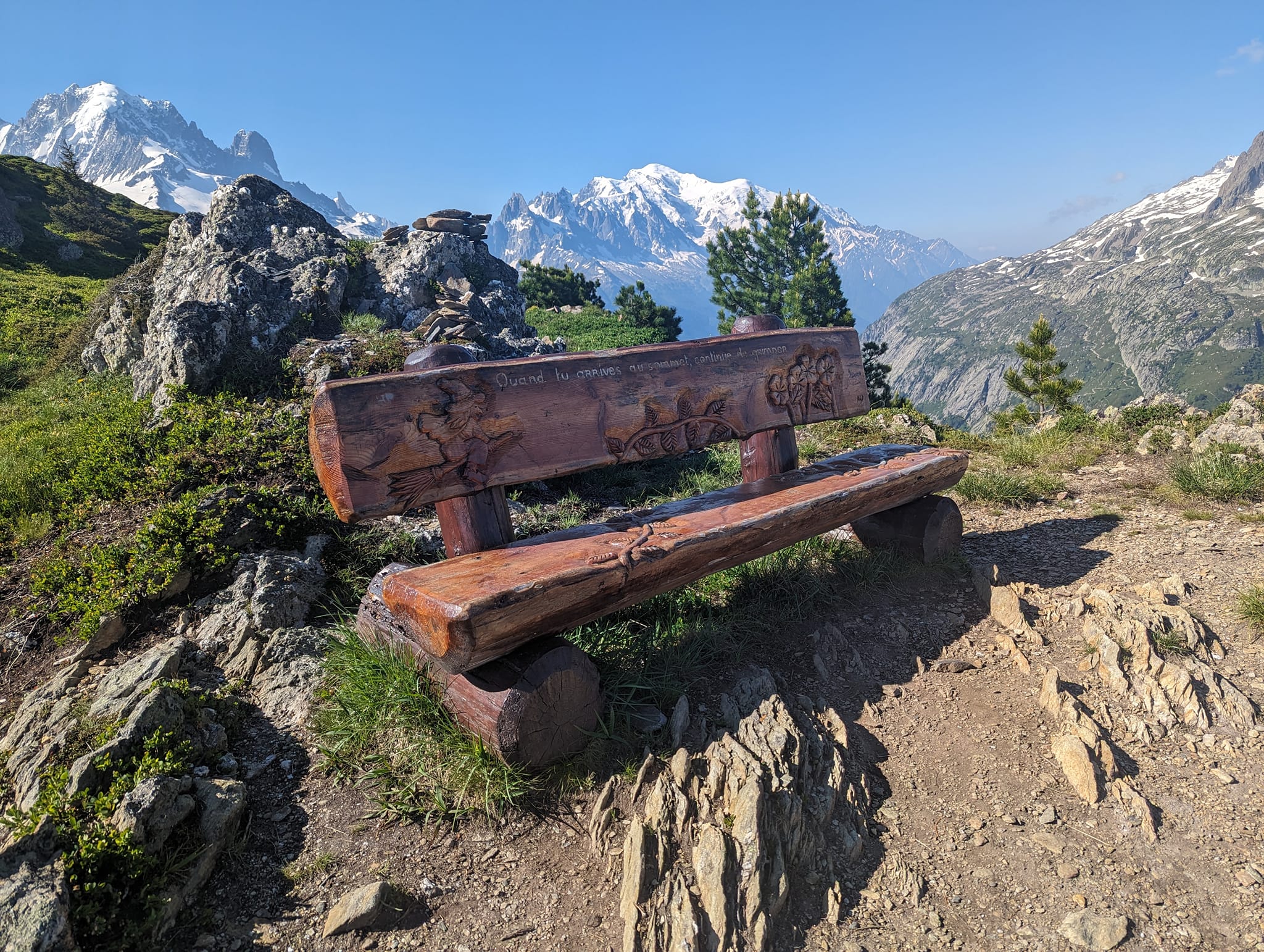 På toppen av Aiguillettes des Posettes er det en fin benk man kan ta en pause og nyte utsikten fra.
