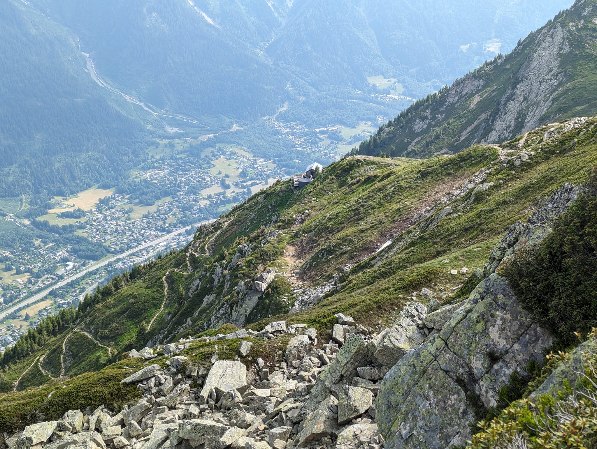 Refuge de Bellachat kan skimtes nede i bakken og like ovenfor ligger teltplassen hvor jeg ligger i natt.
