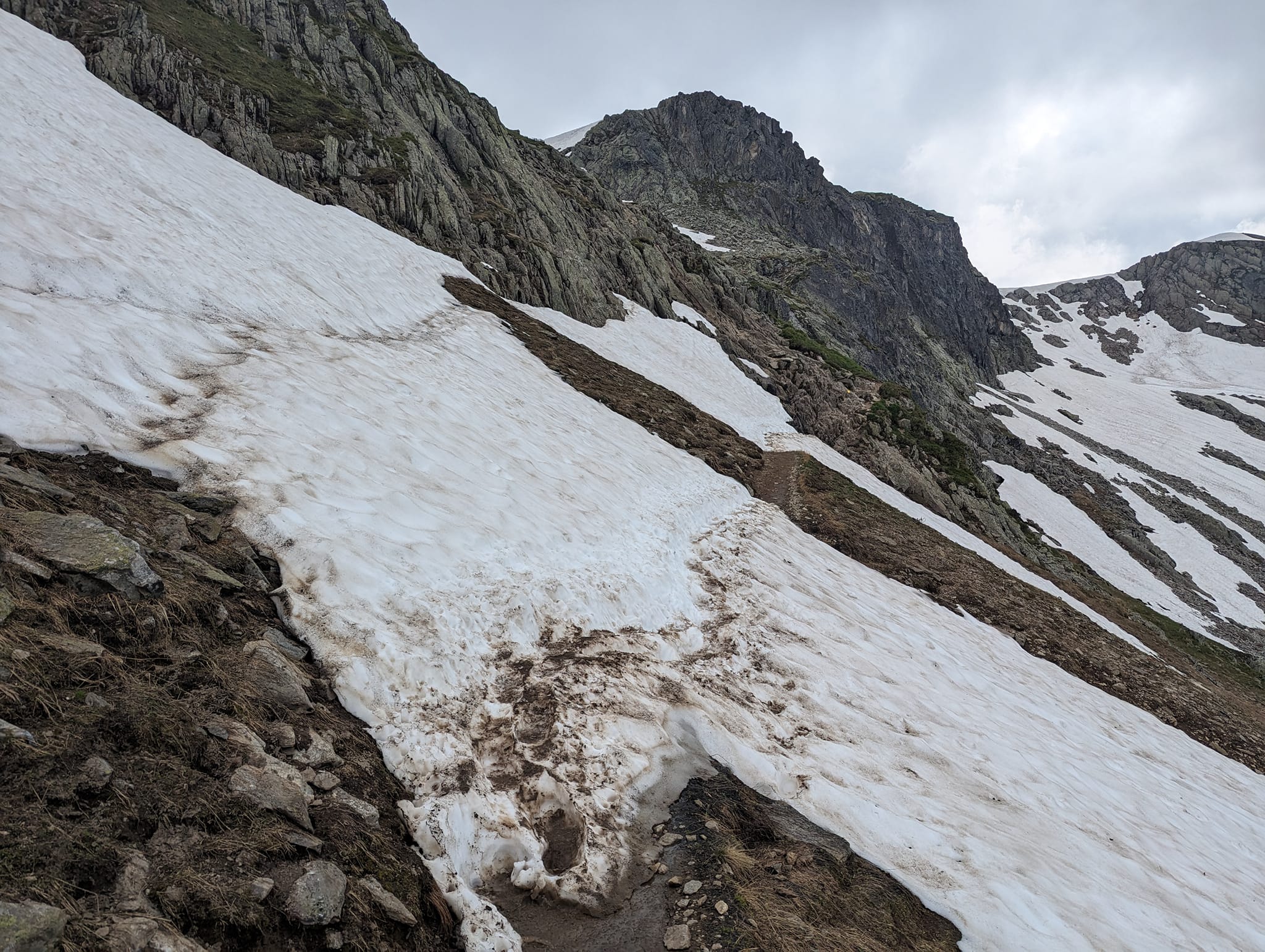 Stien går nå på baksiden av fjellet mot toppen av Brevent

