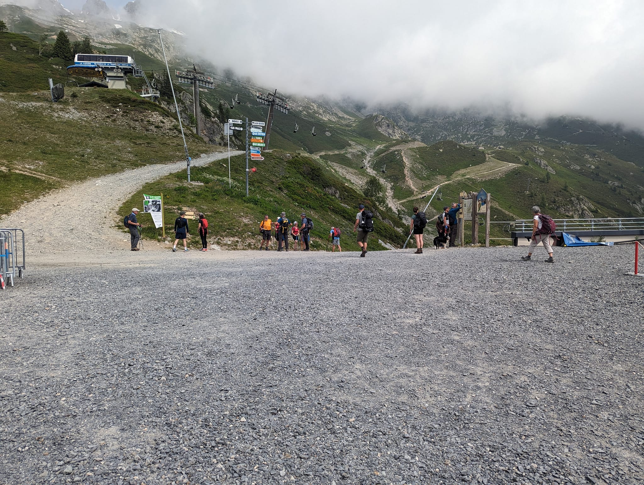 Horder med folk på vei opp til Lac Blanc
