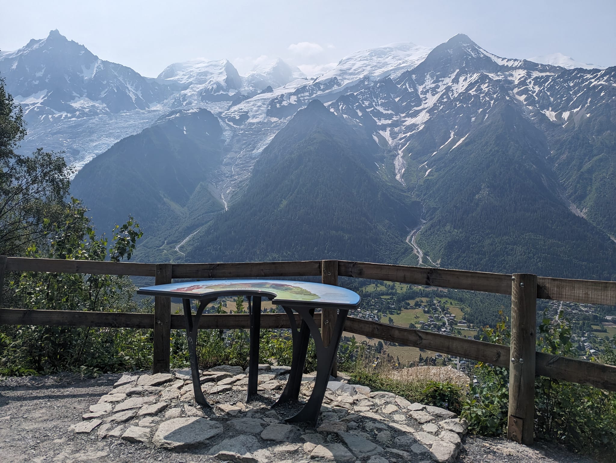 Stien krysser en asfaltert parkeringsplass og her dukket det plutselig opp et utsiktspunkt.