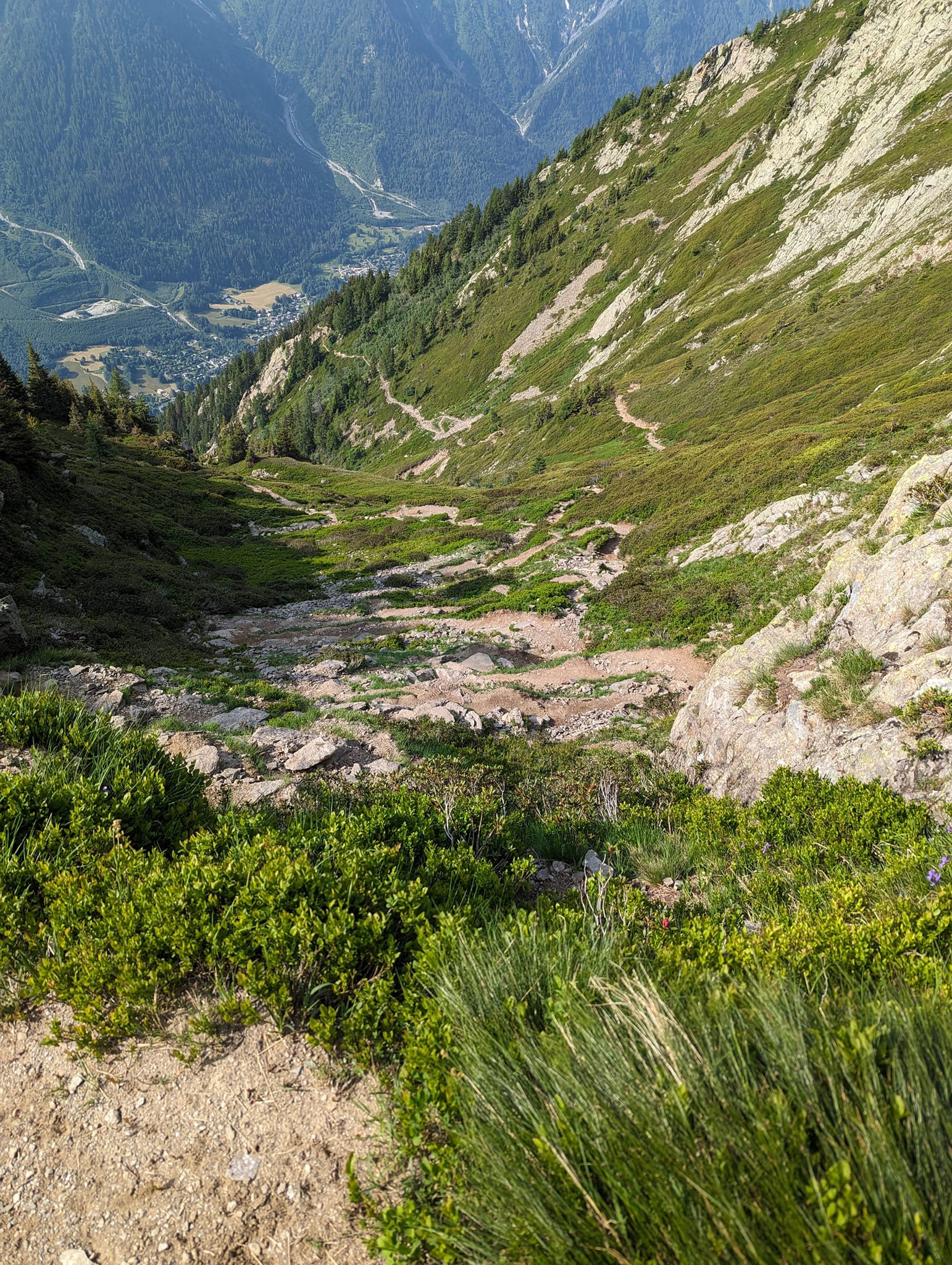 Bratt nedstigning hele veien her. Les Houches kan skimtes nede i dalen.