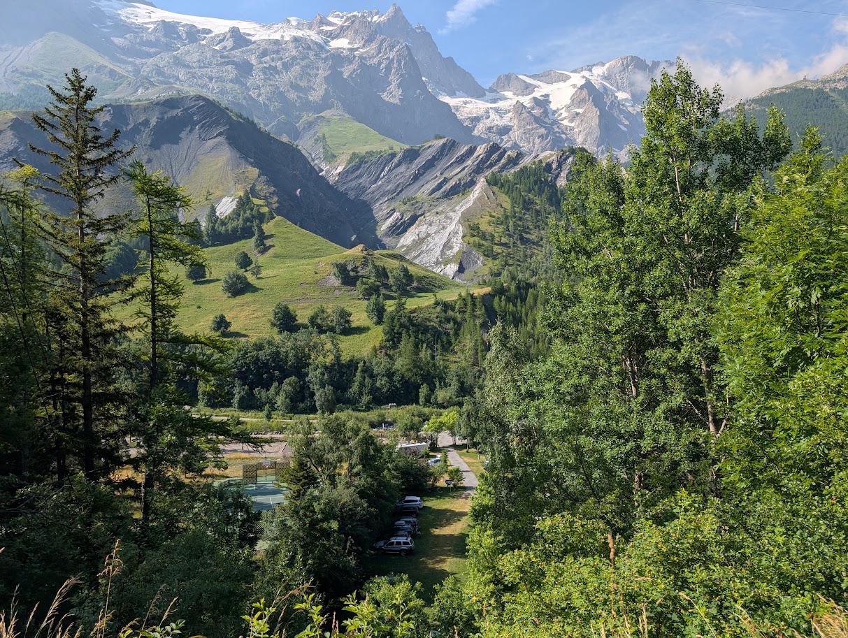 Passerer campingen ut av byen
