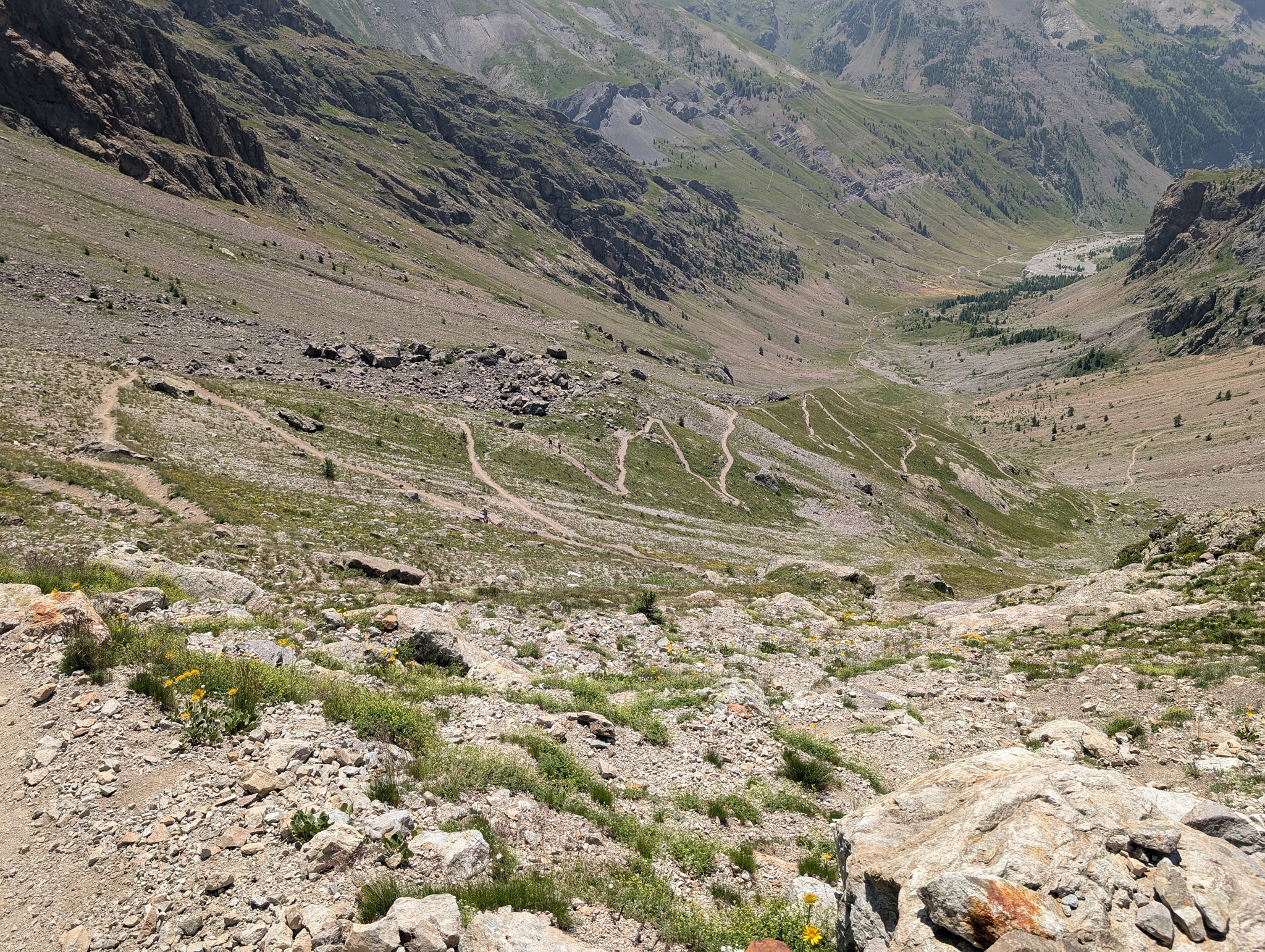 Mange switchbak før jeg er nede. Mye folk på vei opp til vannet.