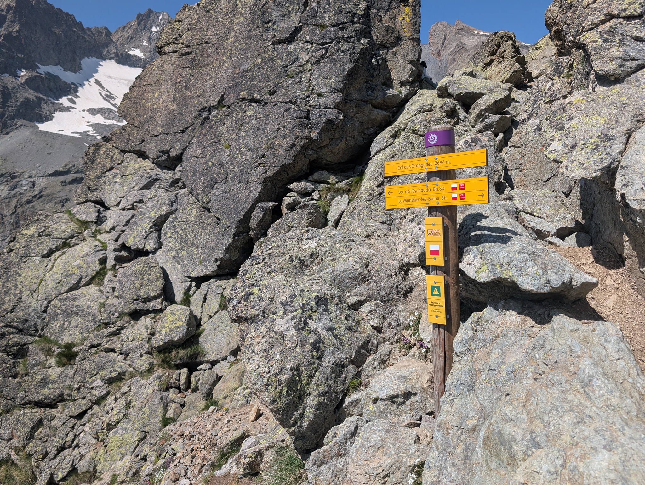 Endelig oppe på Col des Grangettes (2684 moh). Det er svart bratt opp her. 