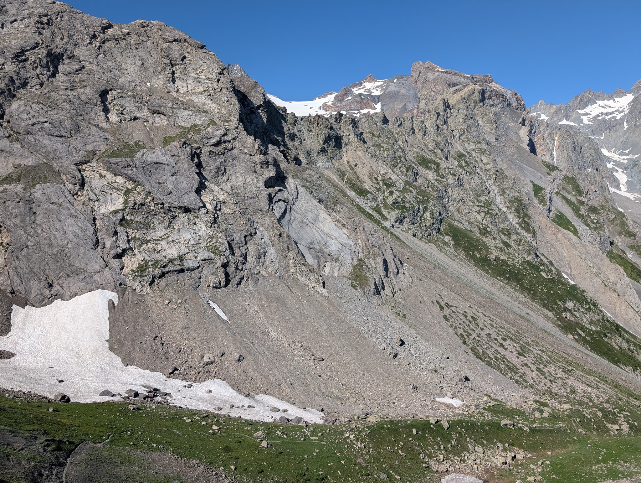 Så er det ned igjen på andre siden før man går opp den svært bratte stigningen til Col des Grangettes.