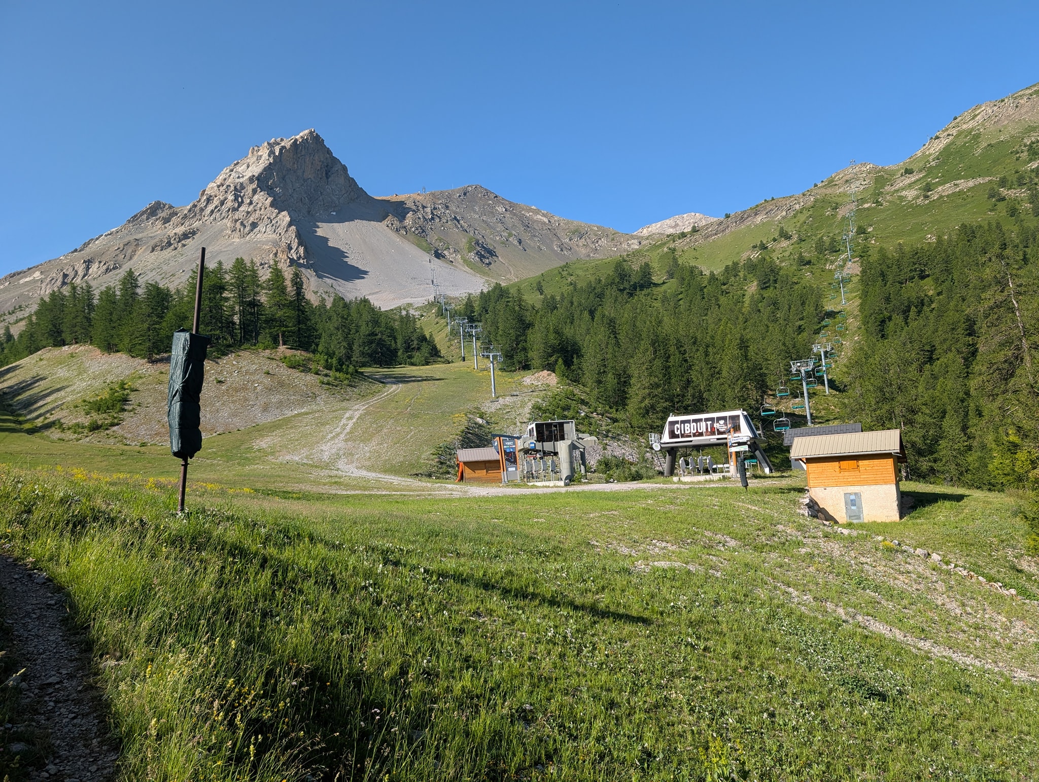 Ut av skogen får man endelig se alpinanlegget.