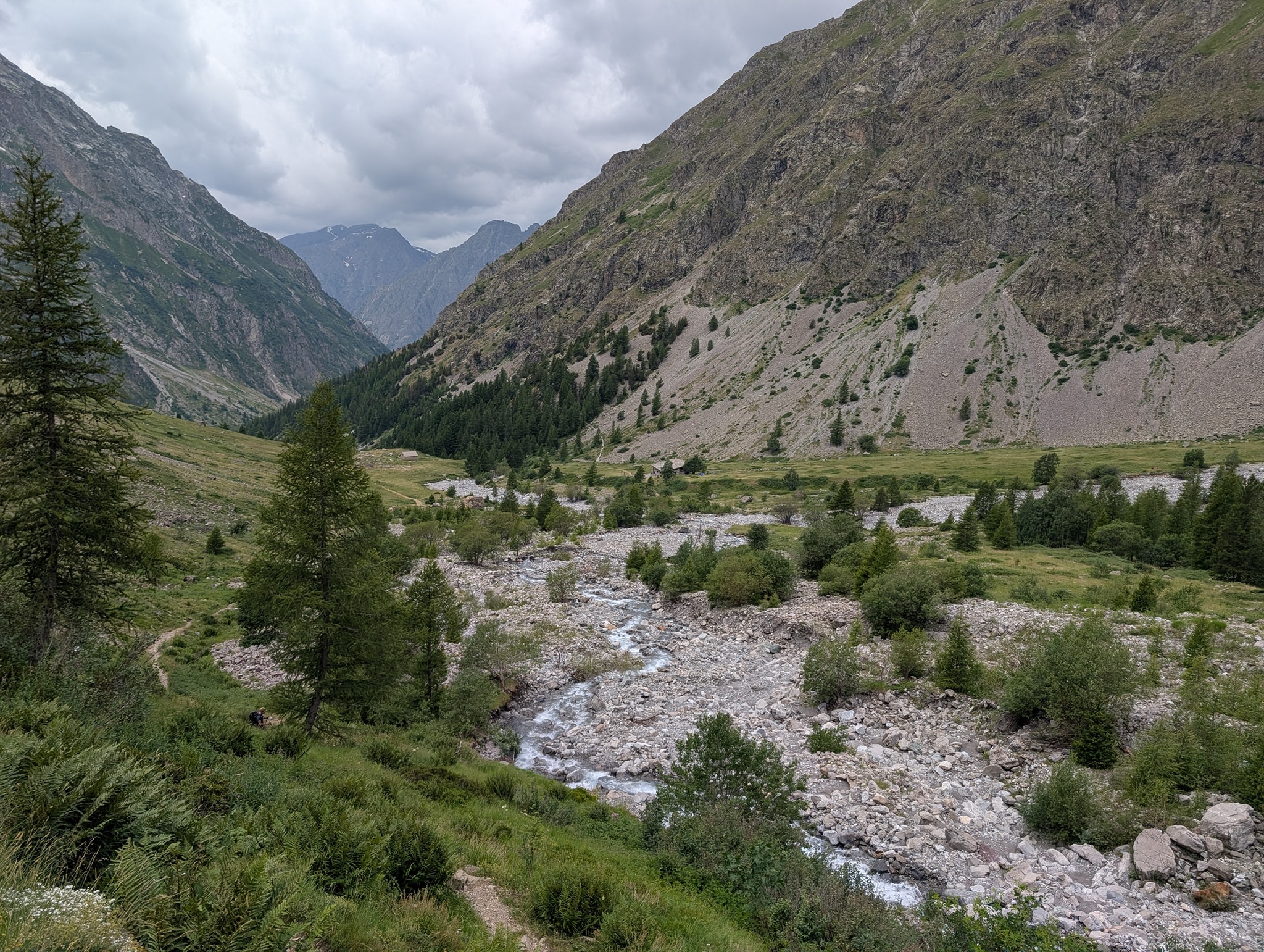 Refuge Pré de la Chaumettes kan skimtes nede i dalbunnen
