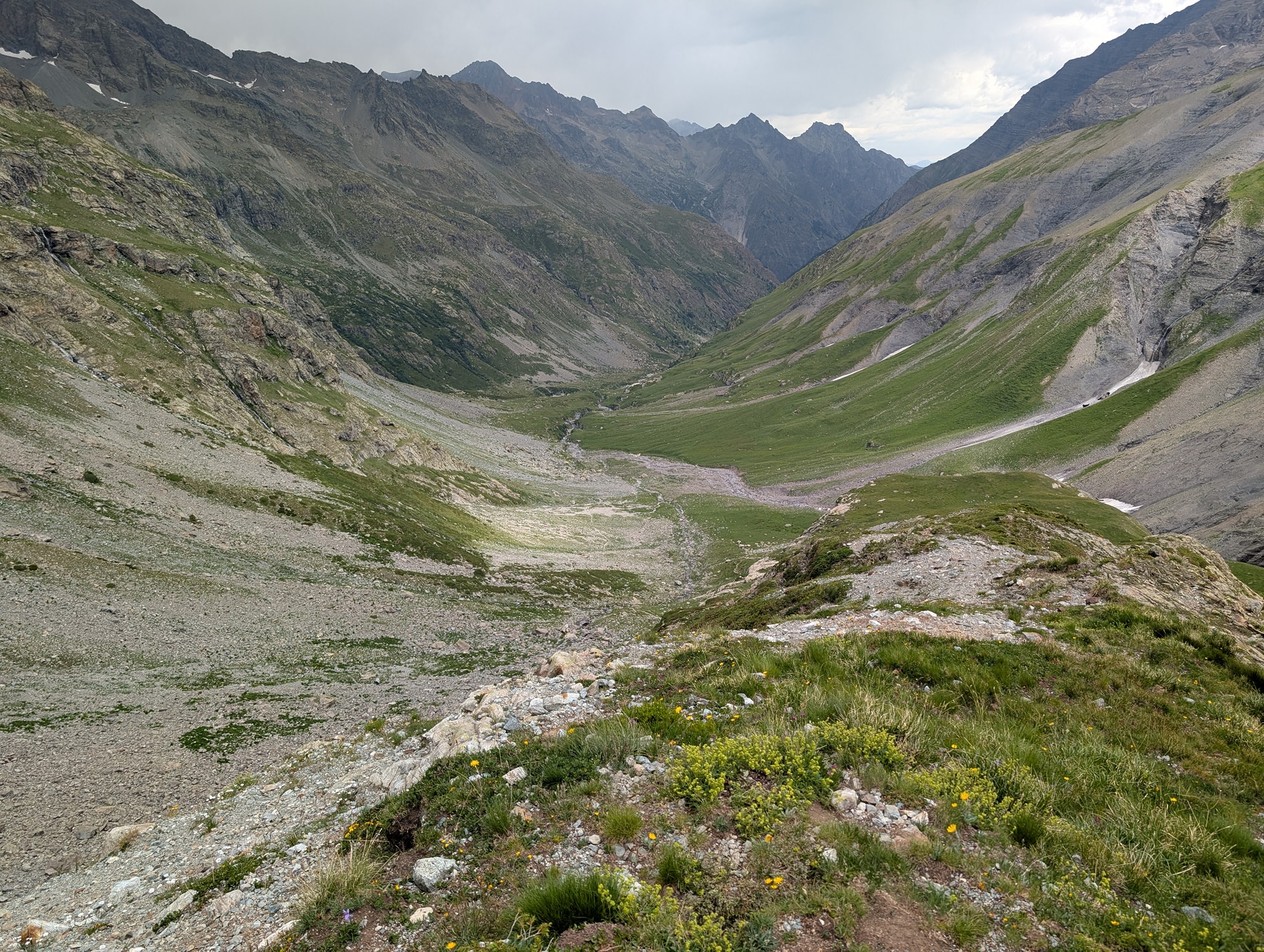 Ser tilbake ned dalen.