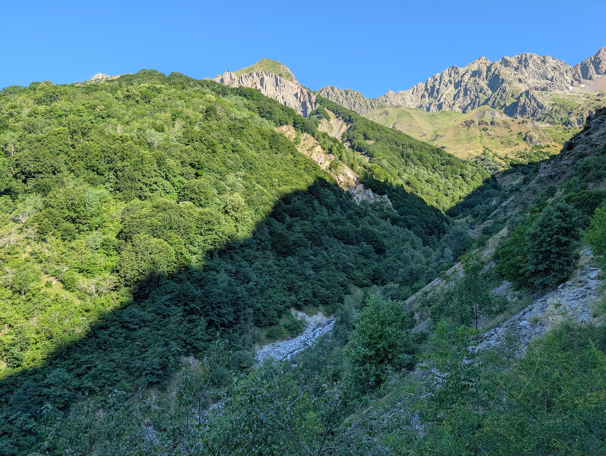 Løypen følger dalen fra Villar Loubière opp til Refuge des Souffles