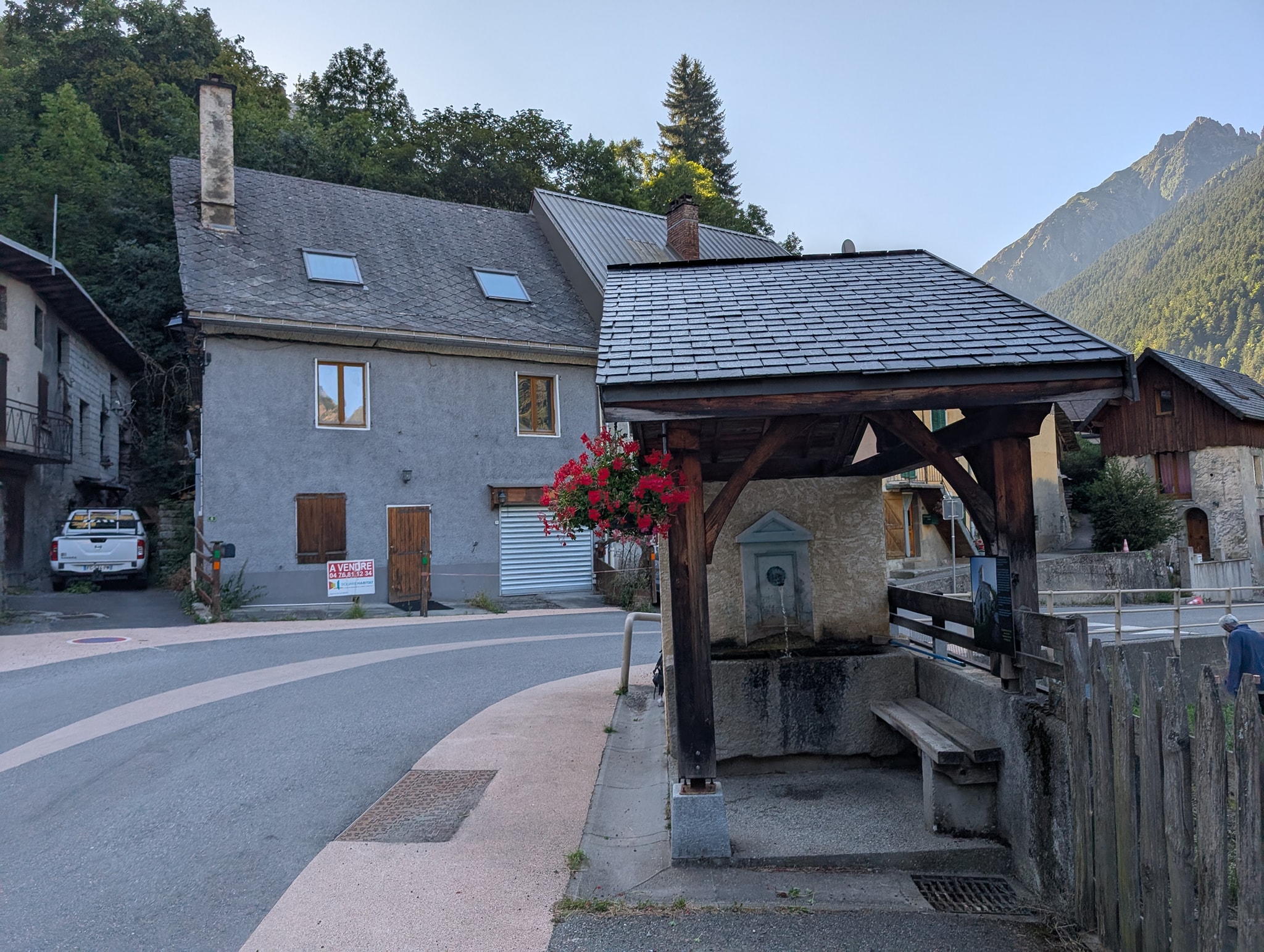 Etter å ha fulgt elven Séveraisse noen kilometer kommer man til Villar Loubière. 