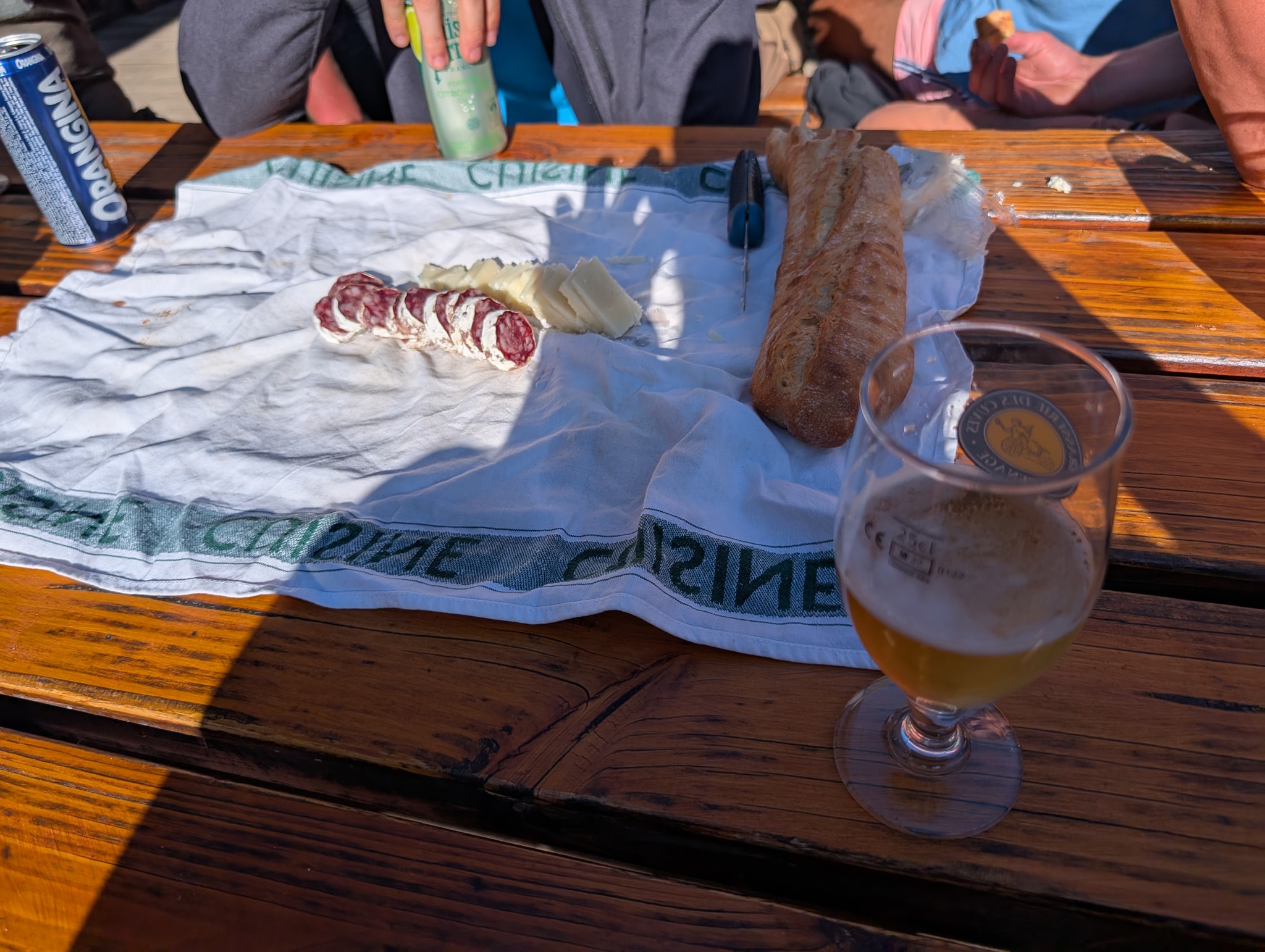 Hyggelig lag med gutta fra Belgia. De serverte spekepølse, ost og baguett.
