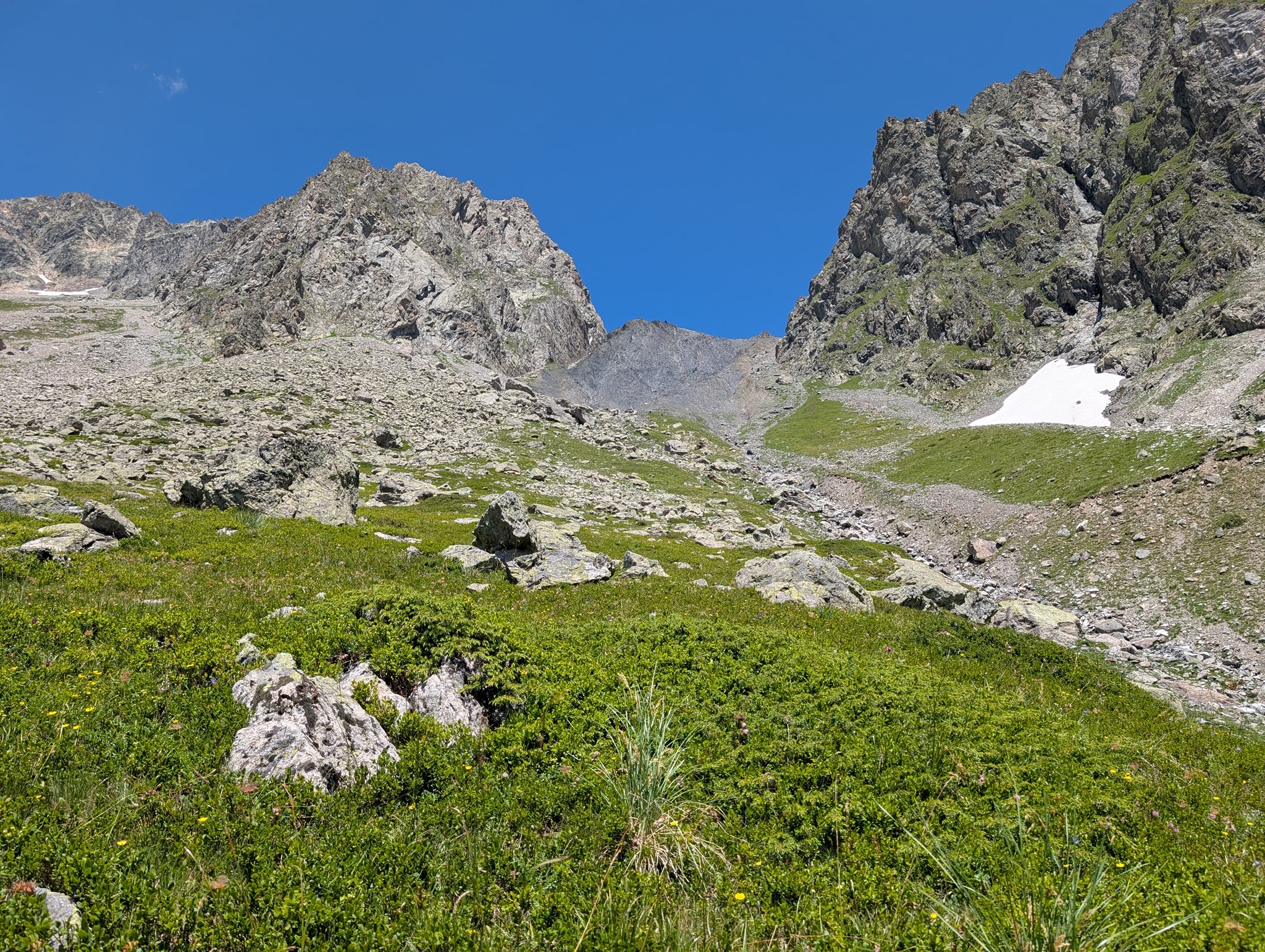 Det blir bare brattere og brattere nå. I elveleiet til høyre i bildet fanget jeg vann 😄
