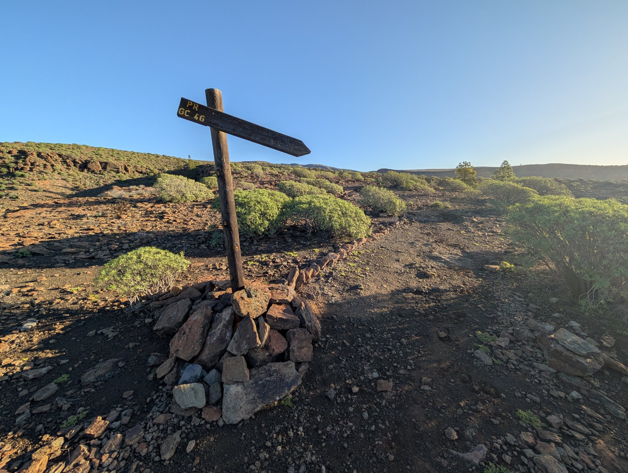 Oppe på kanten av dalen og første møte med sola.