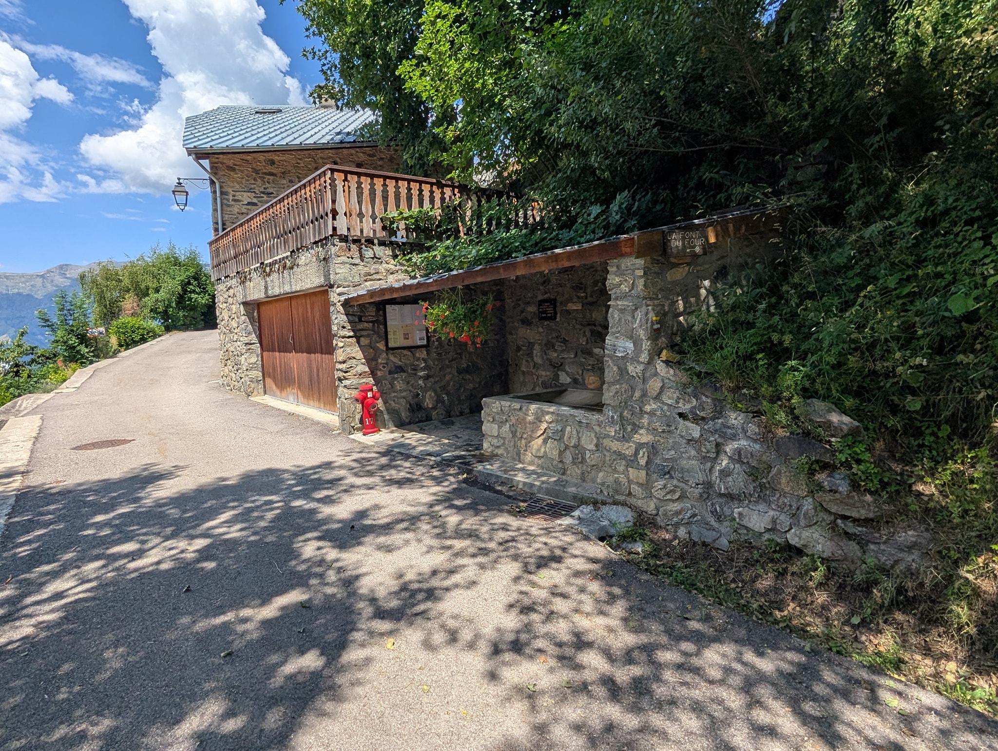 De fleste tettstedene har slik vannposter som renner hele tiden. Vannet er alltid kaldt og smaker godt her.
