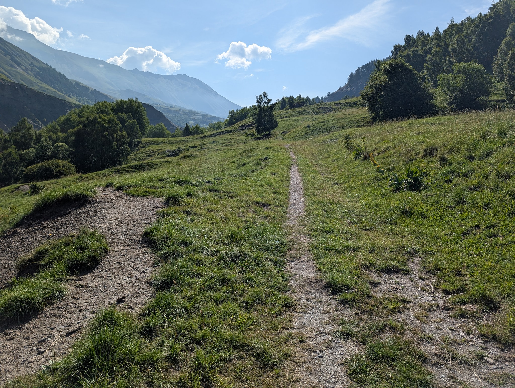 Opp stigningen for å komme over skjæringen i dalen.