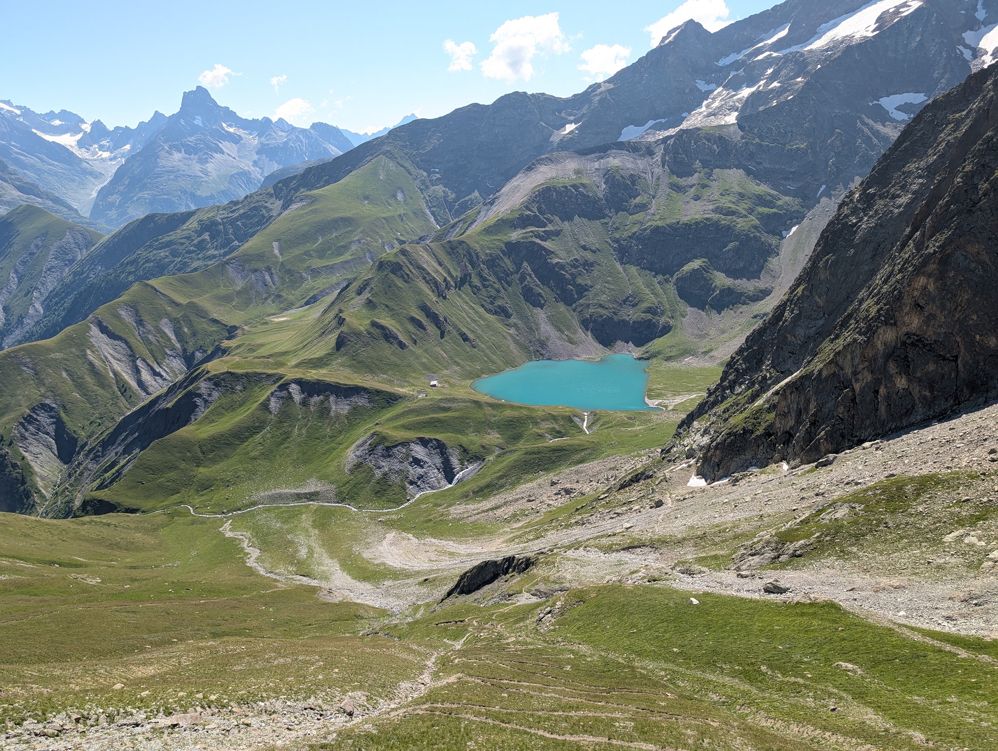 Nærmer meg toppen og ser ned mot Lac de la Muzelle
