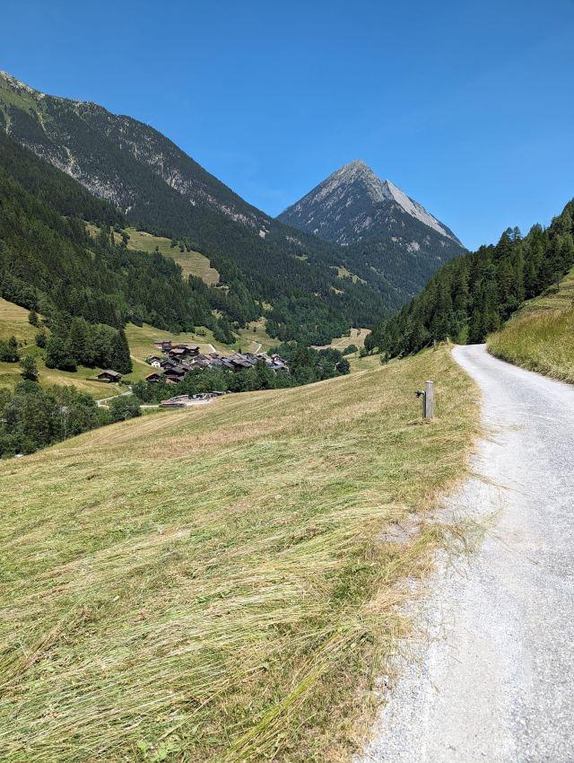 Champex ligger i kløften mellom de to fjellene på bildet
