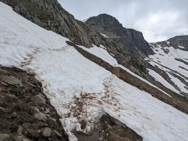 Stien går nå på baksiden av fjellet mot toppen av Brevent
