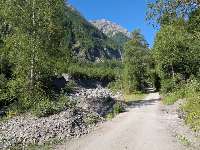 Grusveien opp dalen