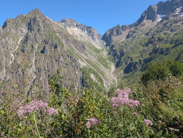 Utsikt mot passet jeg skal opp til på andre siden, Col de la Muzelle.
