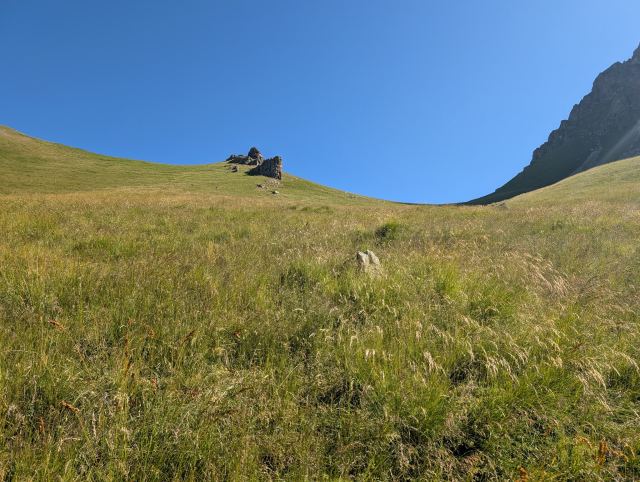Nærmer meg Col de Côte Belle. Nydelige gresskledde åsrygger her.
