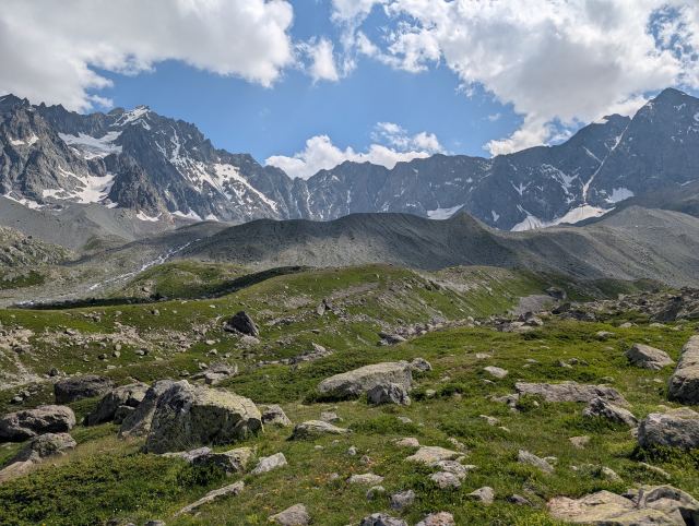 Bak haugen i forgrunnen ligger brevannene Lac duGlacier d'Arsin,
